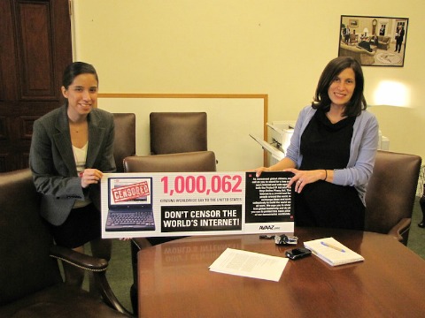 "Avaaz campaigner Maria Paz Cambronero delivers our petition to top White House officials."
