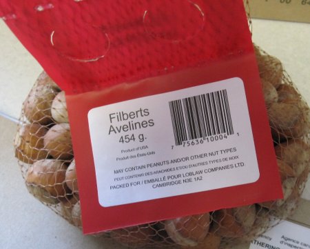  In-shell filberts (hazelnuts) - front /  Avelines en écale - devant