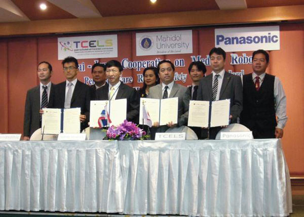 Front left to right: Mr. Honma, Mahidol University President Udom, TCELS CEO Mr. Nares, and Dr. Namba at the signing ceremony